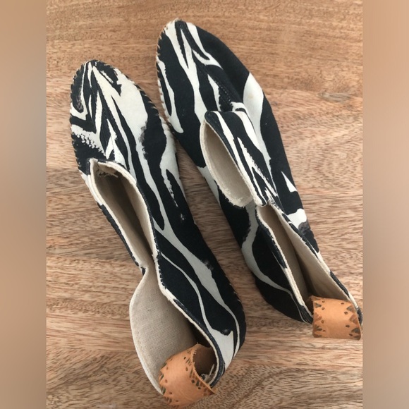 Issued Size 8 Bootie - Picture 1 of 5